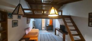 ein Wohnzimmer mit einem Hochbett und einer Treppe in der Unterkunft Residencial Recanto Ferrugem in Garopaba