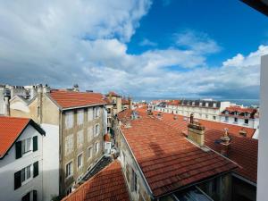 vistas a los tejados de los edificios de una ciudad en Biarritz centre - Halles - Rue Victor Hugo, en Biarritz