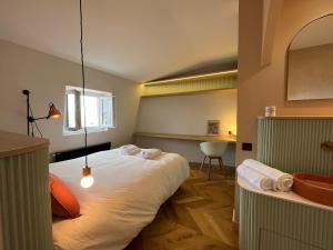 1 dormitorio con 1 cama grande y escritorio en Biarritz centre - Halles - Rue Victor Hugo, en Biarritz
