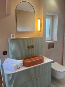 y baño con lavabo con espejo y aseo. en Biarritz centre - Halles - Rue Victor Hugo, en Biarritz