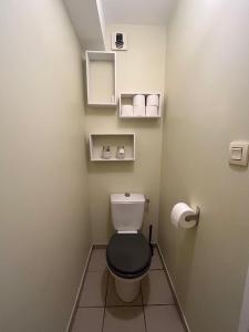 a bathroom with a toilet with a black seat at Bayonne centre ville - Quartier historique in Bayonne