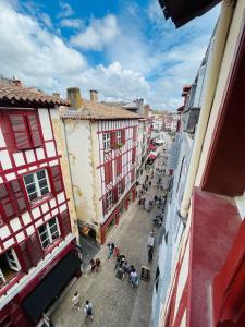 einen Blick über eine Stadtstraße mit Gebäuden in der Unterkunft Bayonne centre ville - Quartier historique in Bayonne