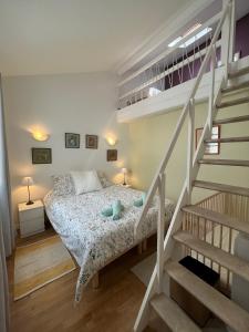 ein Schlafzimmer mit einem Bett und einer Treppe in der Unterkunft Bayonne centre ville - Quartier historique in Bayonne