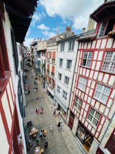 uma vista panorâmica de uma rua da cidade com edifícios em Bayonne centre ville - Quartier historique em Baiona