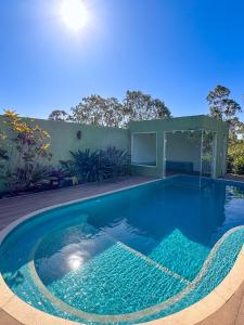布希奧斯的住宿－Rancho Litoral Búzios，一座带房子的庭院内的游泳池