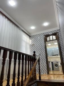 een persoon die een trap afloopt in een huis bij Resulzade Villa in Baku