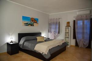 una camera da letto con un letto e due finestre di B&B La Vista sul Teatro a Agrigento
