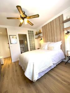- une chambre avec un lit et un ventilateur de plafond dans l'établissement Cozy Studio on Bd Croisette-AC- BeachesCongress by Olidesi, à Cannes
