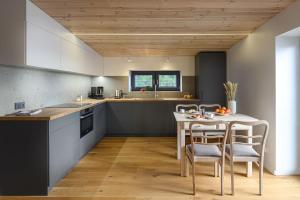 a kitchen with a table and chairs in a room at LUBLIN RESIDENCE Butikowe apartamenty, zamknięty parking, ogród, 2x klimatyzacja, ekspres z młynkiem, prywatne wejście in Lublin