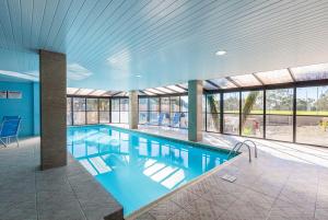 una grande piscina in un edificio con finestre di Letto Hotel Flores da Cunha a Flores da Cunha