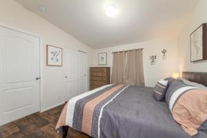 A bed or beds in a room at Cute and Cozy 3 Bed 2 Bath Home in North Spokane