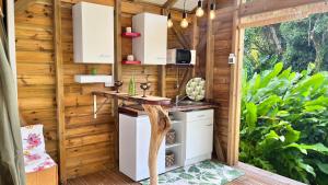 a kitchen in a tiny house with a counter at Chalet de Dolé in Gourbeyre