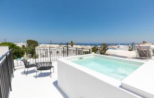 ein Swimmingpool auf dem Balkon eines Hauses in der Unterkunft Nostos Apartments Kamari in Kamari