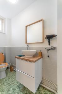 ヴァランシエンヌにあるLE REFUGE - NETFLIX I WIFI HAUT DEBIT I PARKING - Confort & Cosyの洗面台とトイレ付きのバスルーム