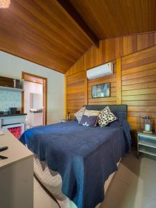 a bedroom with a blue bed in a room at Rancho Litoral Búzios in Búzios +72 photos