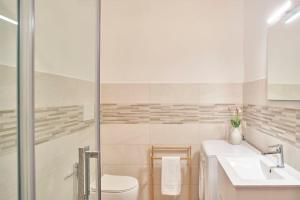 y baño con aseo, lavabo y ducha. en La Limonaia Country House en Siena