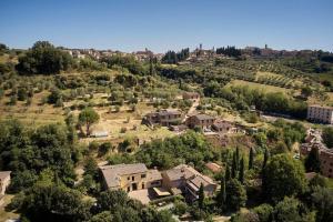 una vista aérea de una casa en una colina en La Limonaia Country House en Siena