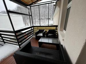 Habitación con vistas a un balcón con sofá y mesa. en Apartment Conan, en Auerbach
