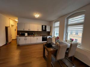 cocina y comedor con mesa y sillas en Apartment Conan, en Auerbach