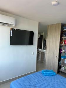 TV a/nebo společenská místnost v ubytování Apto de lujo. Ricaurte-Girardot