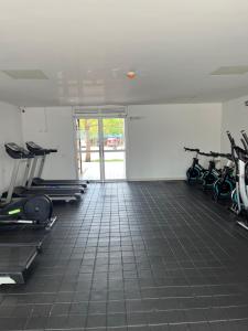 Fitness centrum a/nebo fitness zařízení v ubytování Apto de lujo. Ricaurte-Girardot