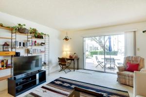 un salon avec une grande télévision à écran plat dans l'établissement Pet-Friendly Mesa Retreat with Patio and Pool Access, à Mesa