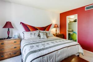 une chambre avec un lit et un mur rouge dans l'établissement Pet-Friendly Mesa Retreat with Patio and Pool Access, à Mesa 21 autres photos