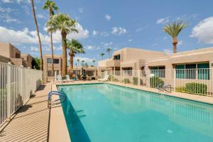 une piscine dans un complexe hôtelier avec des palmiers dans l'établissement Pet-Friendly Mesa Retreat with Patio and Pool Access, à Mesa