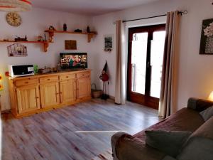 uma sala de estar com um sofá e um piso de madeira em MAISON SYLVIE em Pila