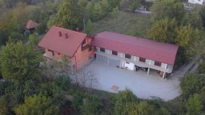 - une vue sur une maison avec un toit rouge dans l'établissement Prenoćište "KOD DOKTORA ŠKRGIĆA", 