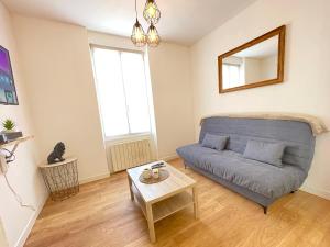a living room with a couch and a table at APPART cocon-1 chambre-Salon Séjour -IDEAL 4 personnes-Pont Achard #1-Ga in Poitiers