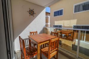 a balcony with a table and chairs on a balcony at Nassau 203 - Excelente apartamento - Finamente mobiliado e decorado - À poucos metros da praia - (Consultar serviços de roupa de cama e banho) in Bombinhas