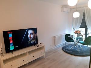 SUPER MIA PLUS!!! في بوخارست: غرفة معيشة مع تلفزيون بشاشة مسطحة كبيرة على منصة