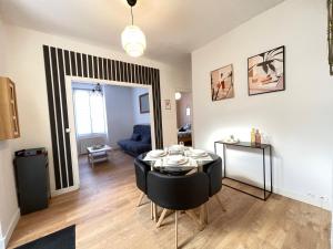 a living room with a table and chairs in a room at APPART cocon-1 chambre-Salon Séjour -IDEAL 4 personnes-Pont Achard #1-Ga in Poitiers