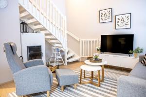 ブオカッティにあるKultaranta Kultakimpaleetの椅子2脚とテレビのあるリビングルーム