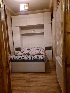 1 dormitorio con 1 cama en una habitación pequeña en Home in Abastumani, en Abastumani