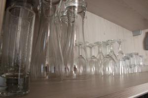 una fila de jarrones de cristal transparentes sentados en un mostrador en Ferienhof Stärk en Bodnegg