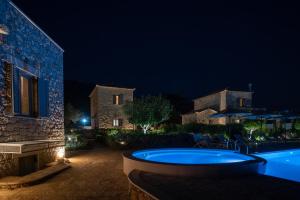 Bazén v ubytování Mythos Villas nebo v jeho okolí