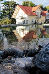 une maison se reflète dans une piscine d'eau dans l'établissement Ferienhof Stärk, à Bodnegg