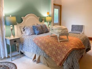Un pat sau paturi într-o cameră la Love Lake Hacienda!