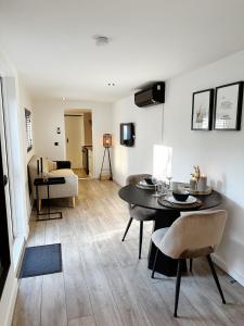 een woonkamer met een tafel en een bank bij Vakantiehuisje Noé in Gorinchem