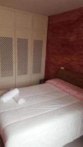 ロス・アルカサレスにあるMediterraneo y Luminosoのベッドルーム1室(白い大型ベッド1台付)