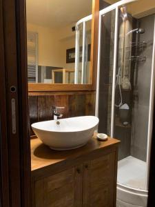 ein Badezimmer mit einem weißen Waschbecken und einer Dusche in der Unterkunft Monte Emilius Alloggio ad uso turistico VDA SAINT CHRISTOPHE n 0002 in Saint-Christophe