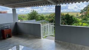 - un balcon avec vue dans l'établissement Linda casa em condomínio fechado, à Brasilia
