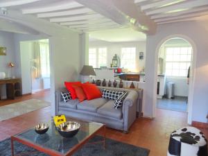 una sala de estar con un sofá y una mesa en Maison Saint Germain, en Varengeville-sur-Mer