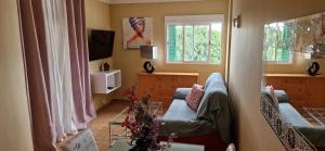 un soggiorno con un divano e una TV di Apt. Faraj a Playa de las Americas