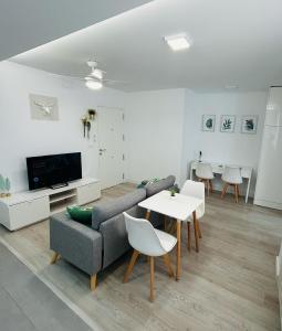 A television and/or entertainment centre at SILVER -Apartamentos Birdie-