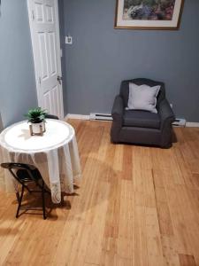 uma sala de estar com uma mesa e uma cadeira em Quaint beautiful studio abode em Providence