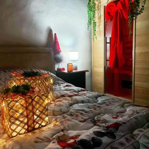 Un dormitorio con una cama con adornos navideños en I' Quercecchio-Relax tra le torri en San Gimignano