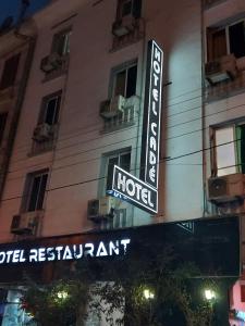 een hotelbord aan de zijkant van een gebouw bij Cadé Hotel in Casablanca